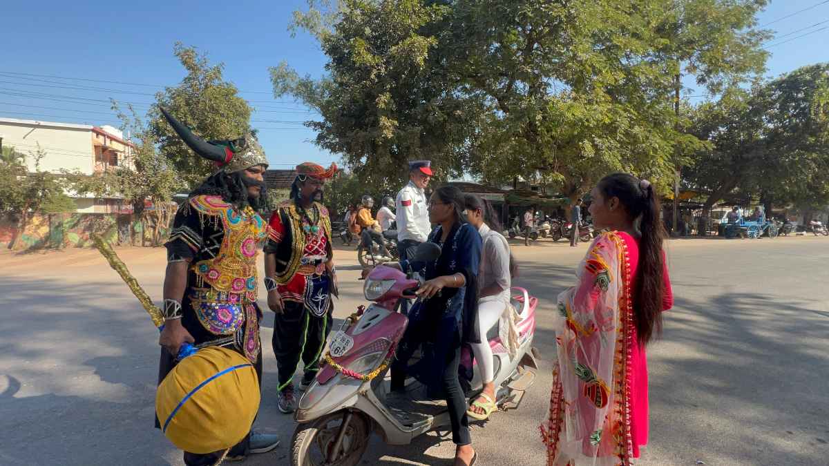 हादसे पर लगाम लगाने पुलिस का अनोखा तरीका : यमराज और चित्रगुप्त बनकर सड़क पर उतरे पुलिसकर्मी, बिना हेलमेट चलने वाले राहगीरों से कहा – नियमों का उल्लंघन मौत को देता है न्योता, देखें VIDEO…