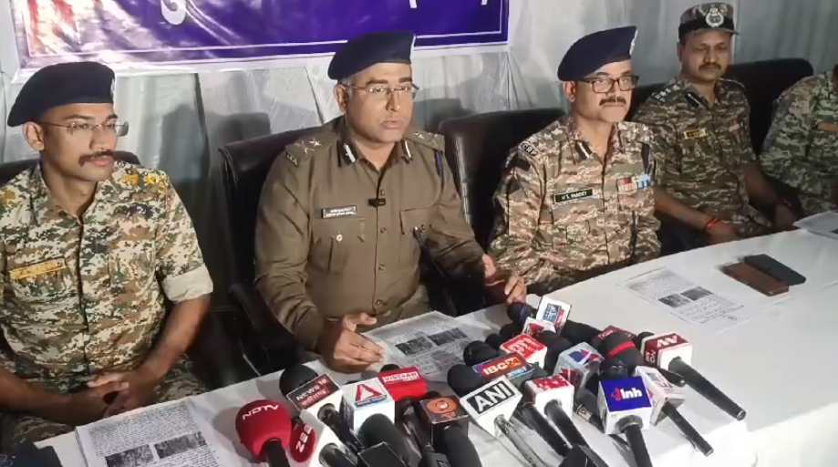 Chhattisgarh Naxal Encounter: रायपुर संभाग में नक्सलियों के खिलाफ अब तक का सबसे बड़ा ऑपरेशन, 14 माओवादियों शव लेकर जिला मुख्यालय पहुंची जवानों की टीम, ऑटोमेटिक हथियार समेत भारी मात्रा में नक्सल सामग्री बरामद
