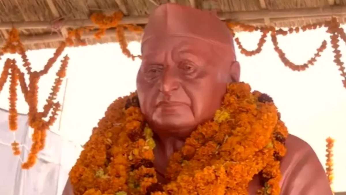 महाकुंभ 2025ः मुलायम सिंह यादव की मूर्ति देखने के लिए उमड़ रहा लोगों का हुजूम, लोग भगवान की तरह कर रहे पूजा