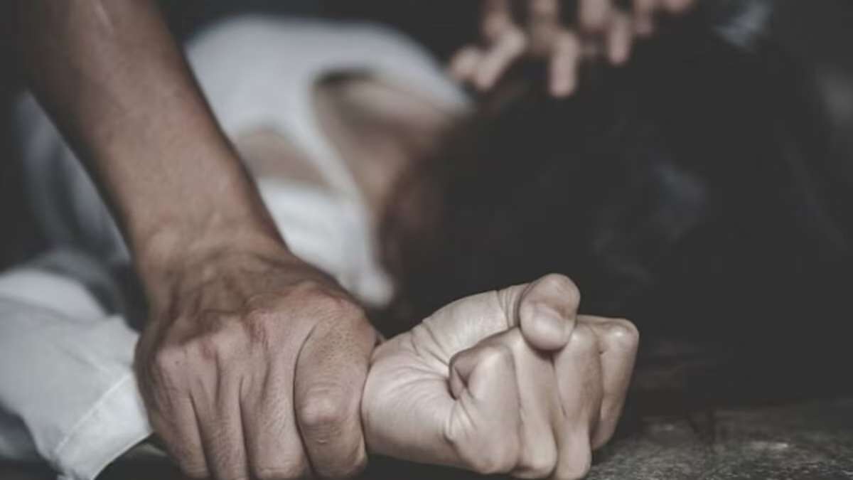 ये दरोगा है या ‘दलाल’! पड़ोसी ने 15 साल की लड़की का कई बार किया रेप, परिजनों ने शिकायत की तो कानून के रखवाले ने…