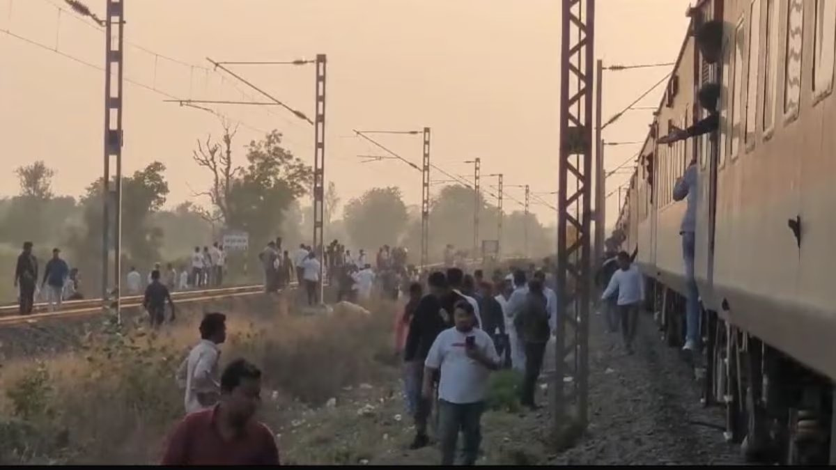 Pushpak Express Incident: पुष्पक एक्सप्रेस हादसे की इनसाइड स्टोरी, आग लगने की अफवाह के बाद हुई चेन पुलिंग, लोग जान बचाने के लिए दूसरी ट्रैक पर कूदे, उसपर आ रही कर्नाटक एक्सप्रेस लोगों को काटते हुए निकल गई, 11 की मौत