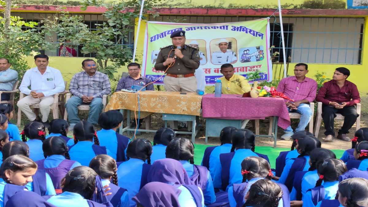 35वां सड़क सुरक्षा माह अभियान: बलौदाबाजार में स्कूली बच्चों और ग्रामीणों को यातायात पुलिस किया जागरूक, SSP ने साझा किए टिप्स