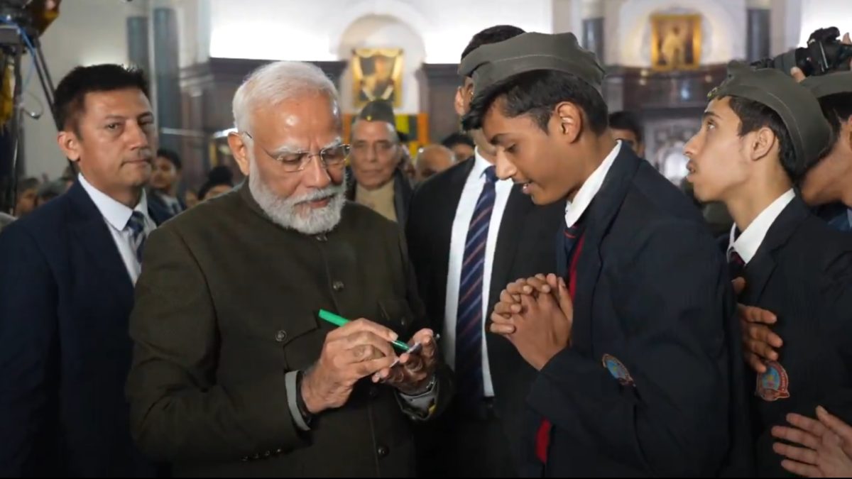 नेताजी की जयंती पर बच्चों से मिले PM मोदी: स्टूडेंट्स से पूछा- लंच बॉक्स लाए हो: ‘हंसकर कहा’- मैं खाऊंगा नहीं, बताओ तो सही ; देखें Video