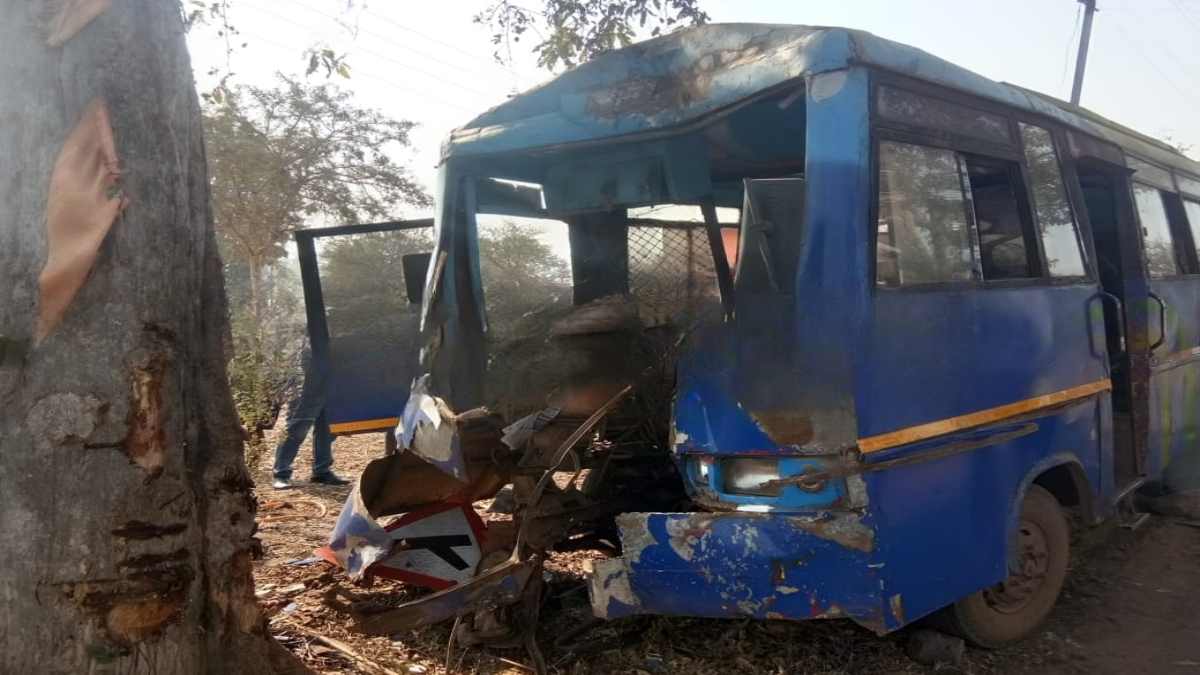 CG BREAKING : पेड़ से टकराई बस, 25 से ज्यादा यात्री घायल