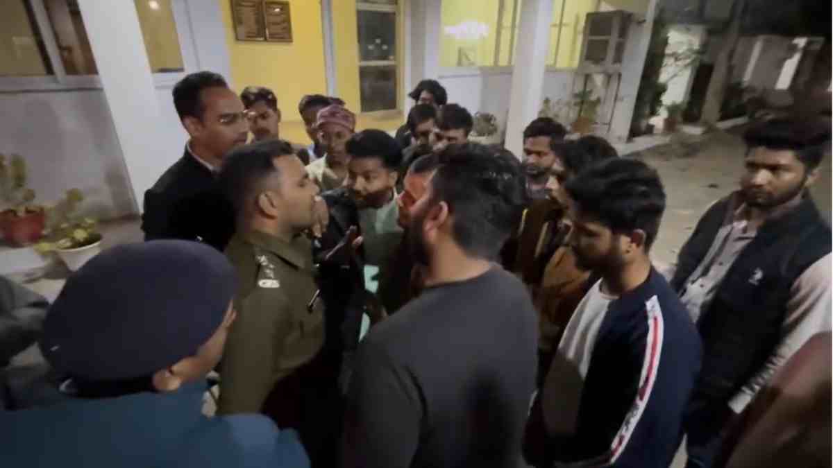सेंट्रल यूनिवर्सिटी के छात्रों के बीच विवाद : घर के बाहर मचाया हंगामा, पुलिसकर्मियों पर रिपोर्ट लिखाने गए छात्र के साथ मारपीट का आरोप