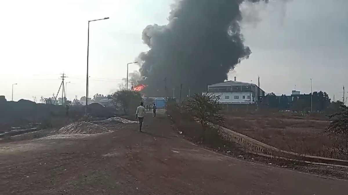 CG Breaking : पेंट फैक्ट्री में भीषण आग, दो घंटे से प्लांट में हो रही ब्लास्टिंग, सहम उठे ग्रामीण, देखें VIDEO…