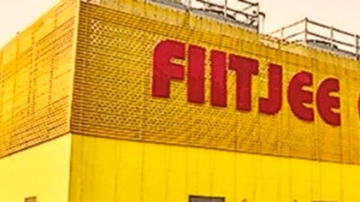 UP में भविष्य से खिलवाड़ हो रहा है! अचानक बंद हो गया FIITJEE कोचिंग सेंटर, अब क्या होगा 2000 से अधिक बच्चों का?