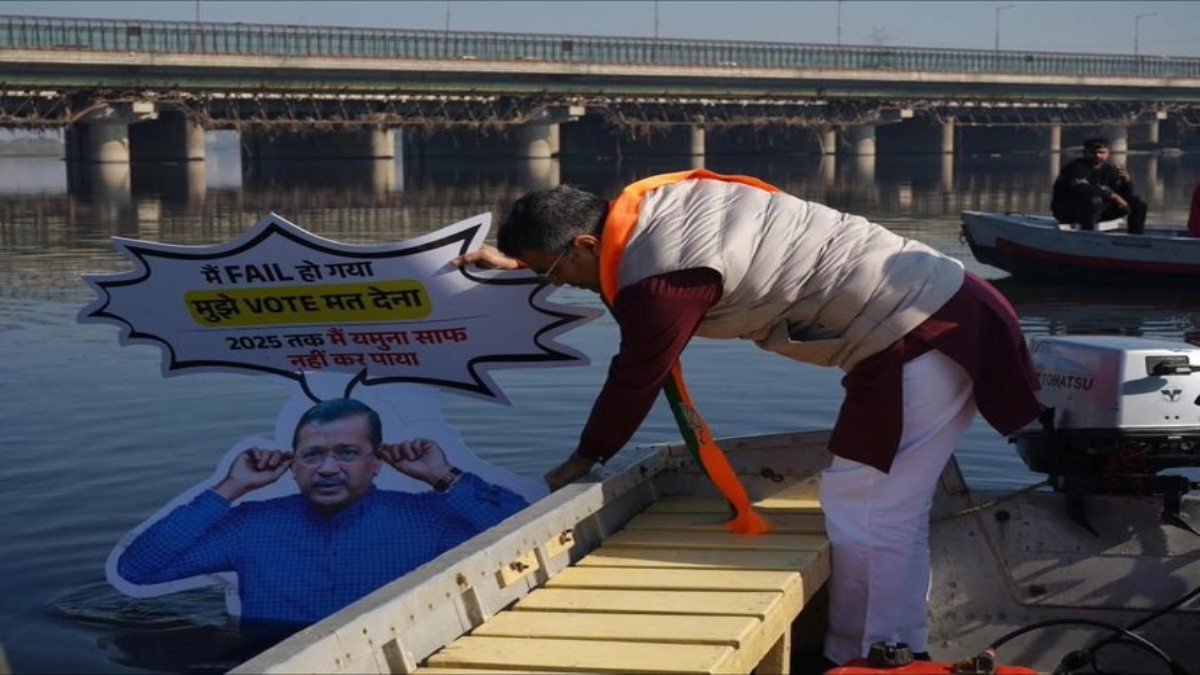 Delhi Election: प्रवेश वर्मा ने केजरीवाल के कटआउट की लगाई युमना में डुबकी, पोस्टर में लिखा- मैं यमुना साफ नहीं कर पाया, माफ करना, देखें Video