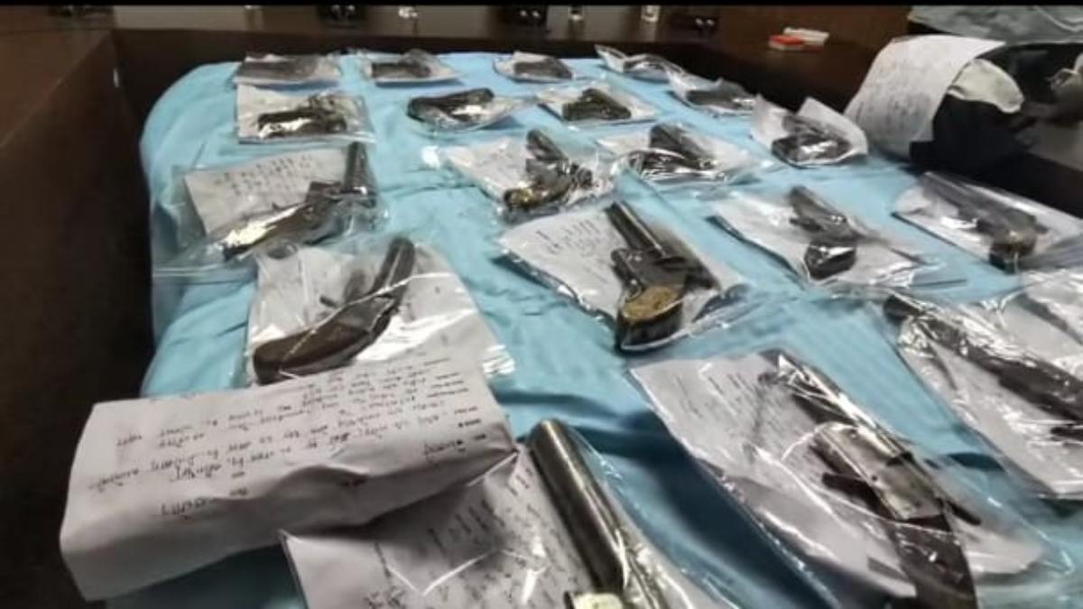 अवैध हथियार तस्करी पर कार्रवाई: 20 देसी कट्टे के साथ 3 तस्कर धराए, आरोपियों में दो नाबालिग
