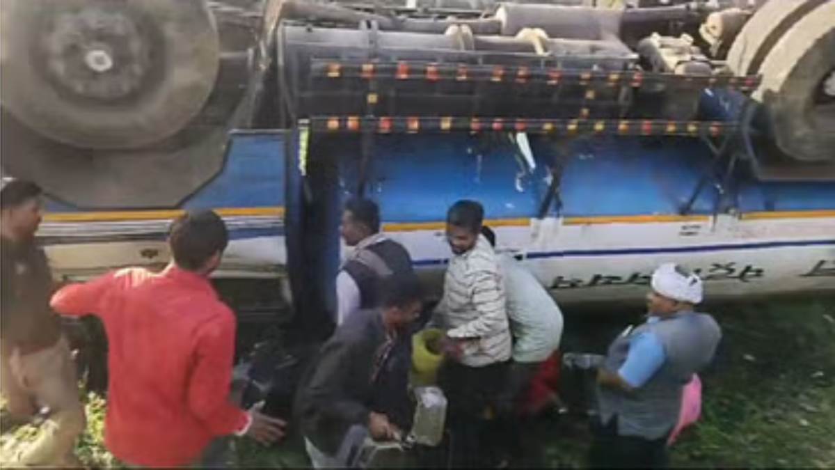 यहां तो लूट मची है… बीच सड़क डीजल टैंकर पलटा, किसी ने बाल्टी में तो किसी ने टब में भरा तेल, VIDEO वायरल