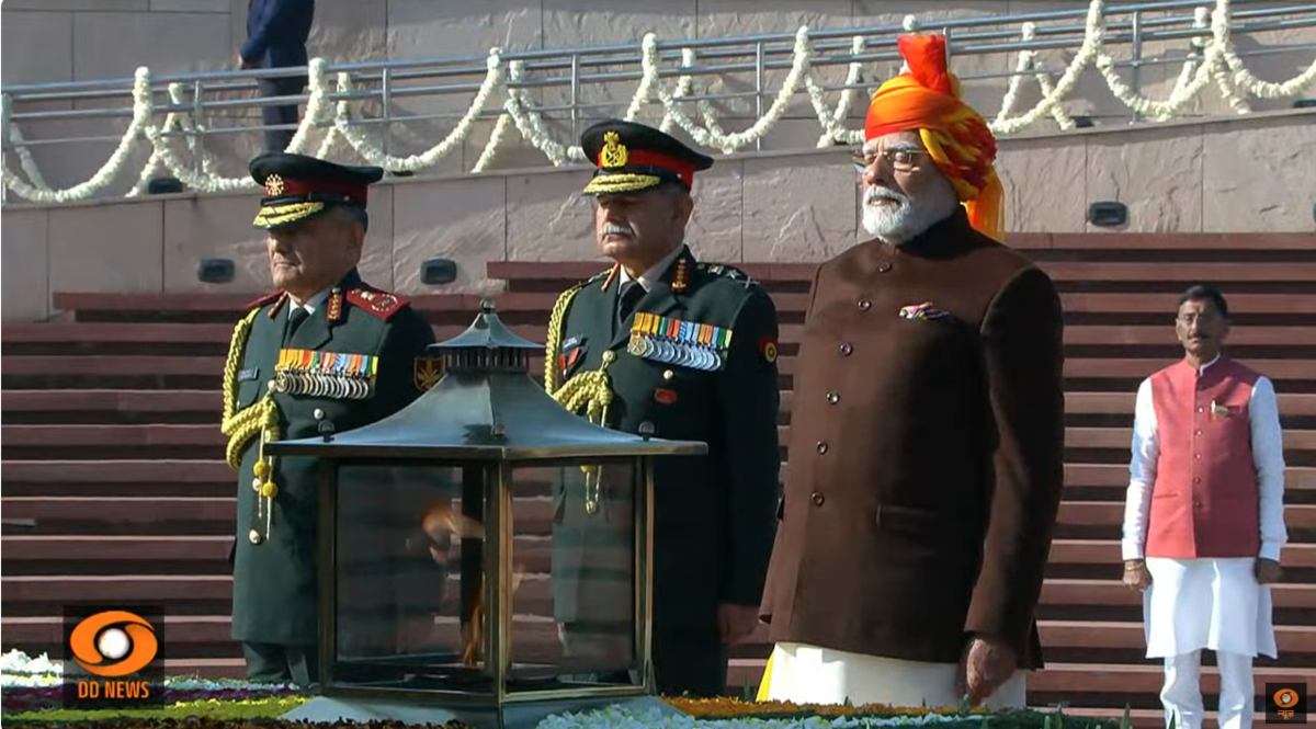76th Republic Day Parade LIVE: नेशनल वॉर मेमोरियल पहुंचकर पीएम मोदी ने शहीदों को दी श्रद्धांजलि, अंगरक्षकों के साथ कर्तव्य पथ की ओर निकलीं राष्ट्रपति द्रौपदी मुर्मू