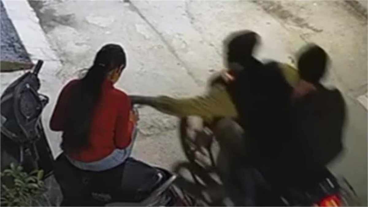 Mobile Snatching: दिनदहाड़े मोबाइल छीनकर फरार हुए बदमाश, पुलिस छानबीन में जुटी…