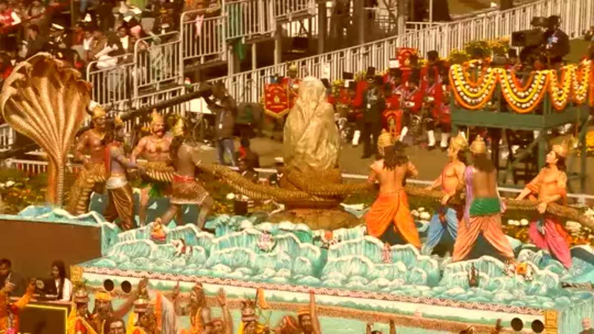 Republic Day 2025: कर्तव्य पथ पर लोगों ने देखा देवता और राक्षसों में समुद्र मंथन, उत्तरप्रदेश की झांकी में दिखा महाकुंभ का अद्भुत नजारा