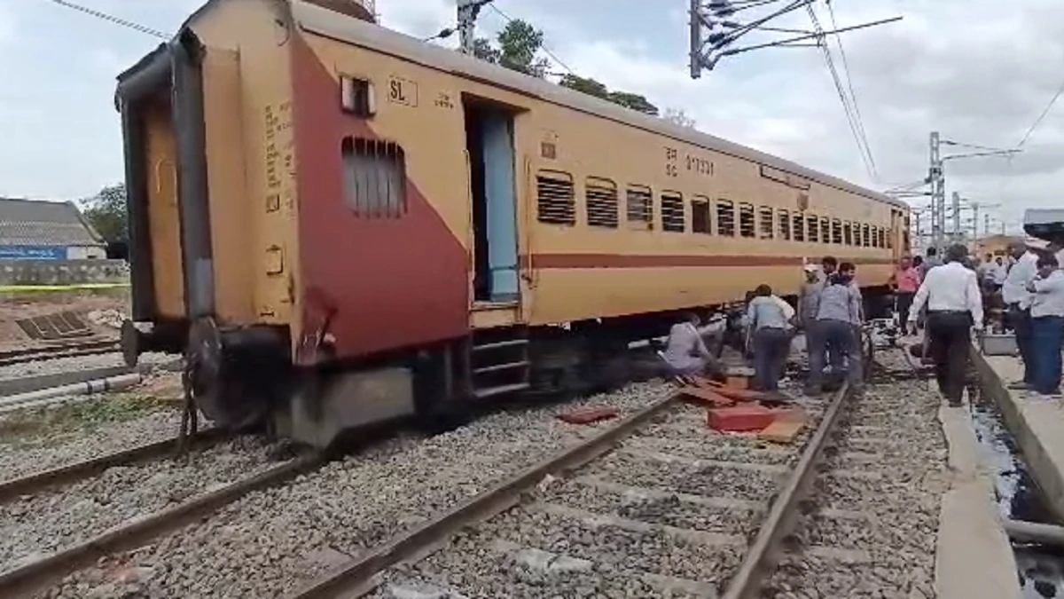 Train Accident: हावड़ा में दो ट्रेनों में टक्कर, तिरुपति एक्सप्रेस की दो बोगियां पटरी से उतरीं