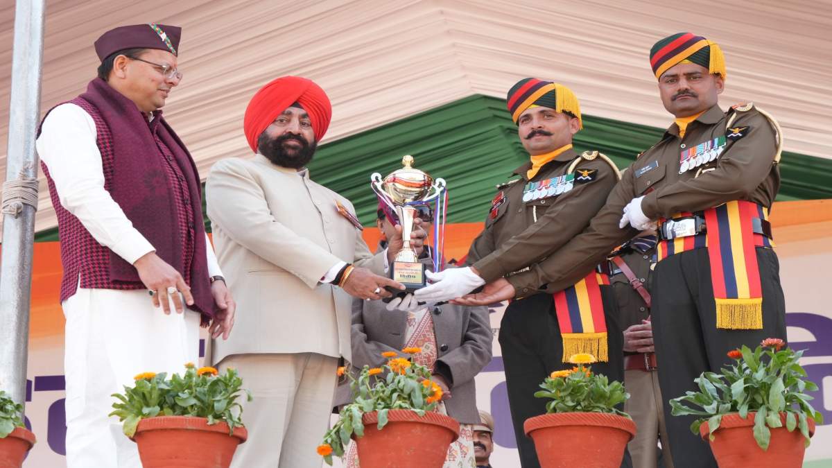 Republic Day 2025 : परेड ग्राउंड में आयोजित मुख्य समारोह में राज्यपाल ने ली सलामी, कहा- विकसित राष्ट्र की ओर तेजी से आगे बढ़ रहा भारत