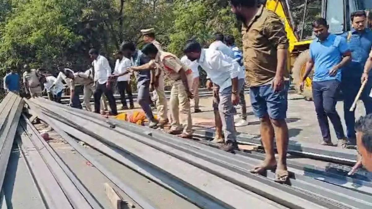 तेलंगाना में दर्दनाक हादसा: सवारियों से भरे ऑटो पर गिरा रेलवे ट्रैक का रॉड, मासूम समेत 7 लोगों की दबकर मौत