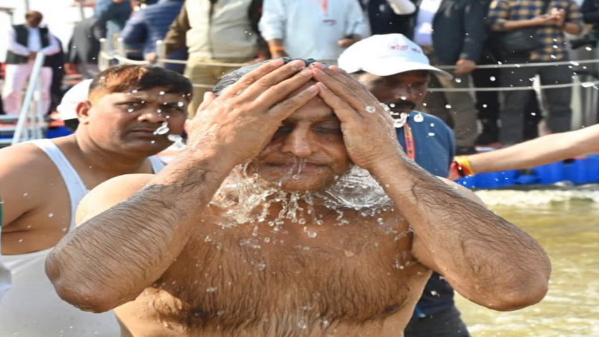 अखिलेश यादव की संगम में वो 11 डुबकी, हर एक के पीछे थे ये नाम, क्या थी ‘बबुआ’ की मंशा?
