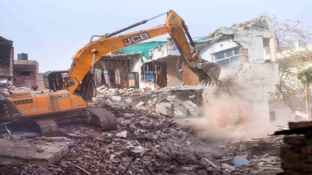 Bulldozer Action: बुलडोजर चलाने वालों पर ही एक्शन, अधिकारियों समेत 32 लोगों के खिलाफ FIR दर्ज