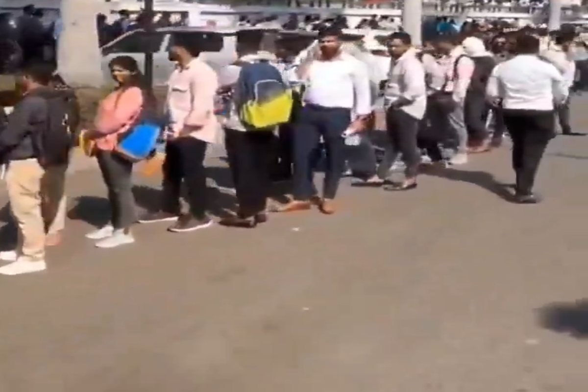 हाय ये बेरोजगारी: जॉब के लिए पुणे में रोड पर खड़े दिखे 5000 से ज्यादा बेरोजगार इंजीनियर, Watch Video