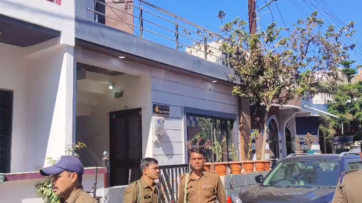 मकान, जमीन समेत 4 करोड़ की संपत्ति, जानिए लेखाधिकारी के घर छापे में EOW को क्या-क्या हुआ बरामद, कार्रवाई जारी