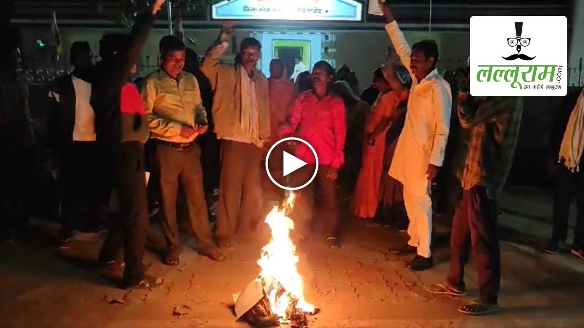 निकाय चुनाव 2025: कांग्रेस के पार्षद प्रत्याशियों के ऐलान के बाद बवाल, नाराज कार्यकर्ताओं ने टिकट प्रभारी और PCC चीफ के खिलाफ की जमकर नारेबाजी, फूंका पुतला
