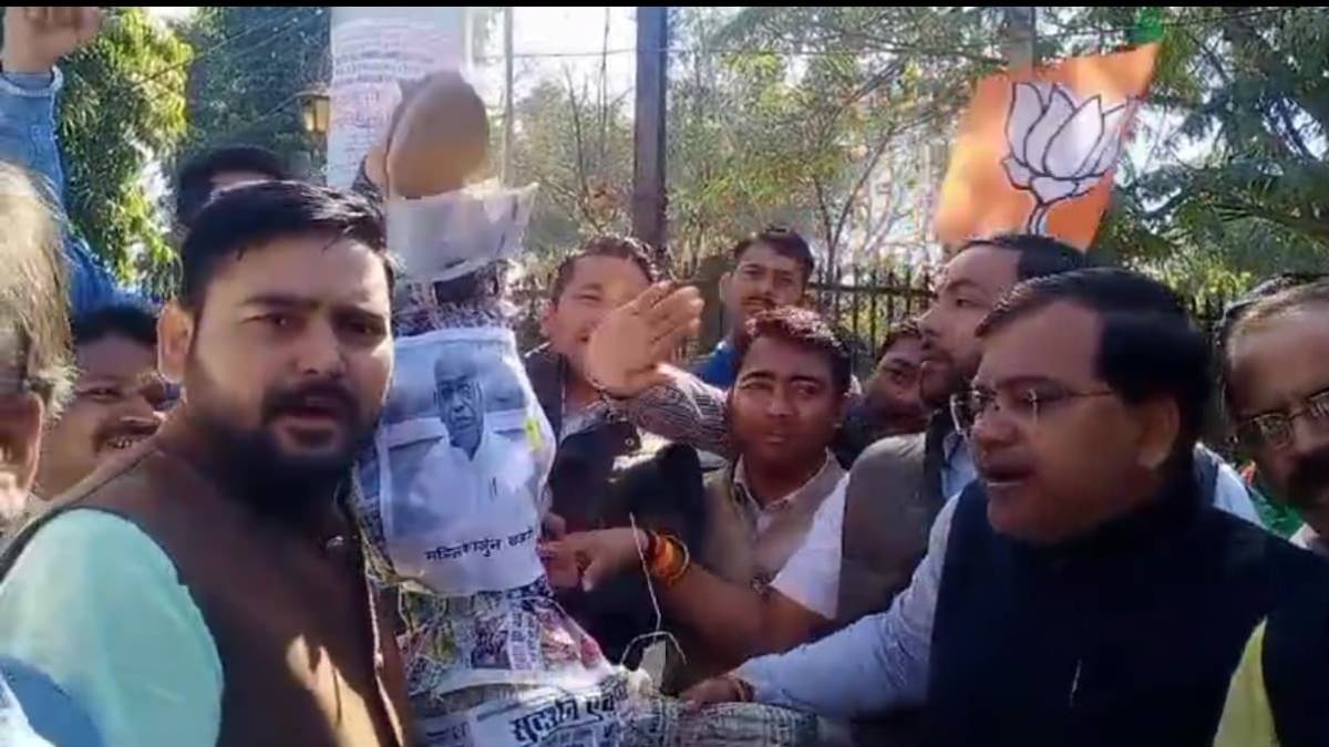 भाजपा में गुटबाजी तो नहीं! खड़गे के पुतला दहन के दौरान अलग-अलग धड़ों में बंटे नेता, इधर जिलाध्यक्ष के साथ भी हुई धक्का-मुक्की