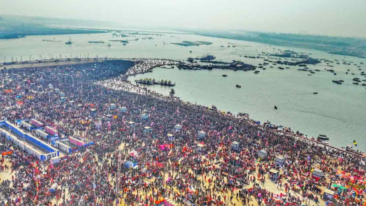 महाकुंभ जा रहे तो सेक्टर-18 जरूर जाइए… आपकी हर समस्या का समाधान करेंगे स्वामी ज्ञानानंद सरस्वती महाराज, जानिए कैसे?
