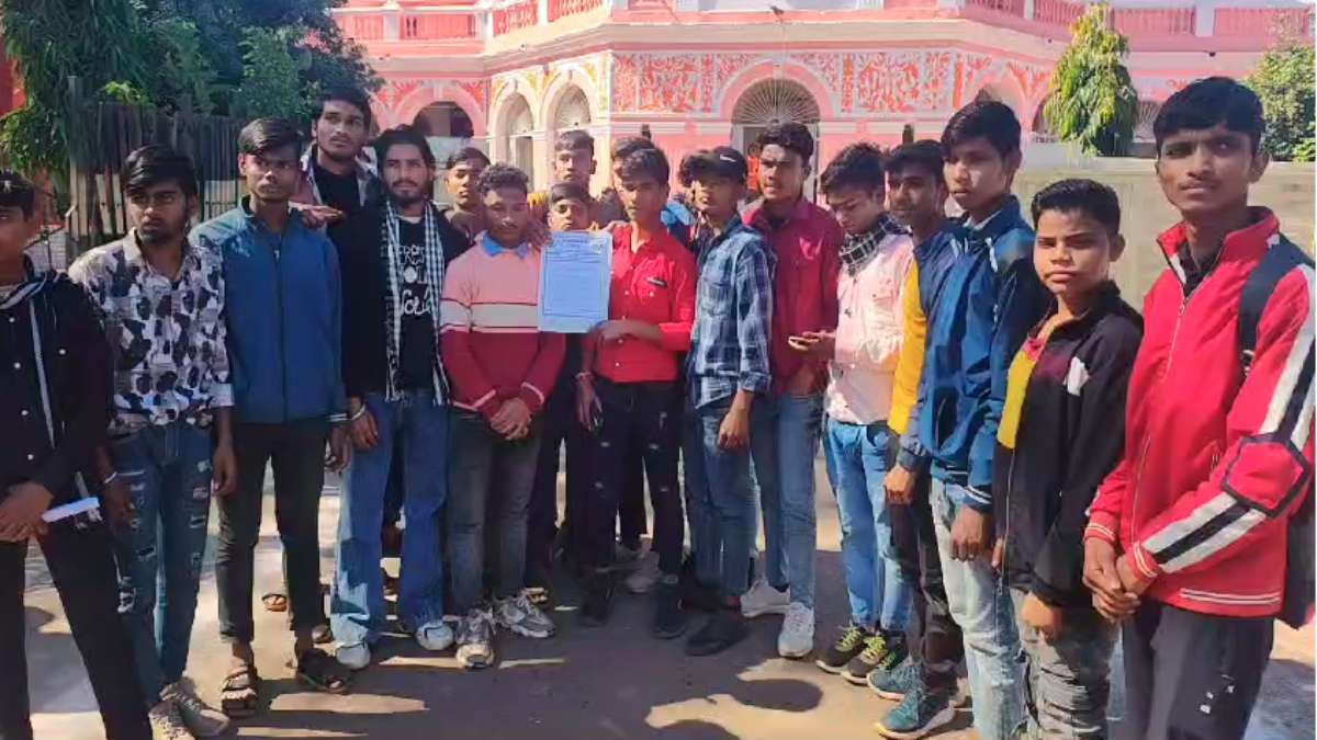 हॉस्टल में वार्डन की अय्याशी: कलेक्टर कार्यालय पहुंचे छात्रों ने बताया अधीक्षक छात्रावास में छलकाते हैं जाम, बोले- बिना परमिशन…