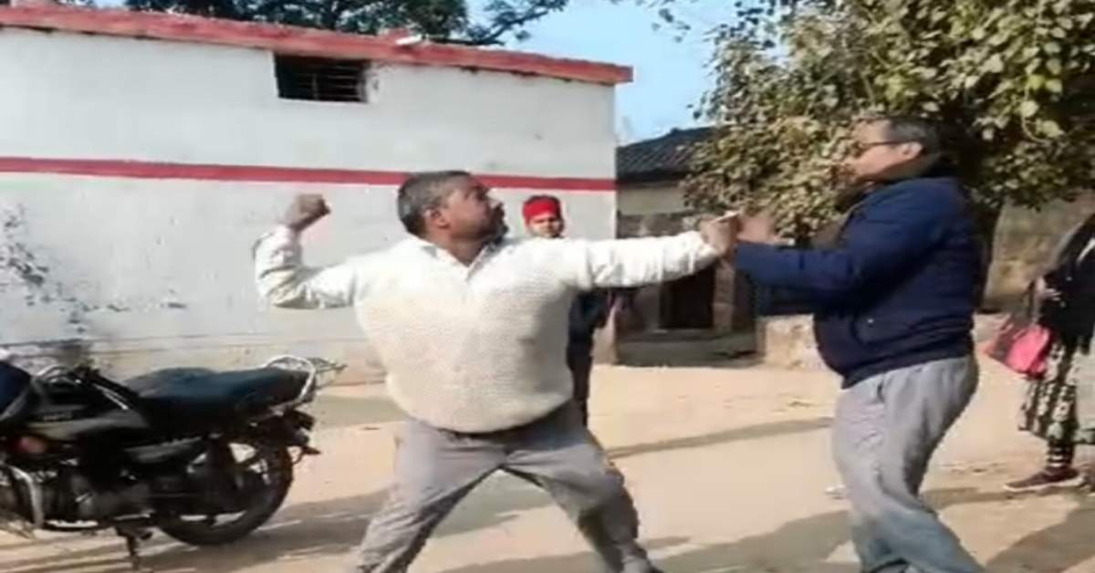 दे लात-दे घूंसा… जब स्कूल में कुश्ती लड़ने लगे 2 शिक्षक, पटक-पटककर एक-दूसरे की जमकर की पिटाई, VIDEO वायरल