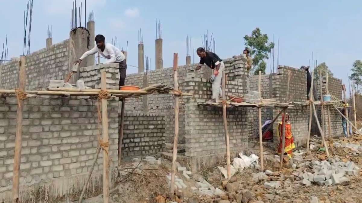 घटिया मटेरियल से हो रहा PM आवास का निर्माण, रेत की जगह डस्ट से जुड़ाई, अब ठेकेदार पर चला नगर परिषद का हंटर