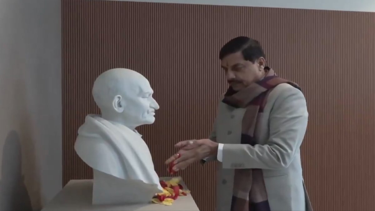 Mahatma Gandhi Punyatithi: CM डॉ. मोहन ने महात्मा गांधी की प्रतिमा पर अर्पित की पुष्पांजलि, बोले- बापू ने दुनिया भर में भारतीयों का बढ़ाया मान सम्मान