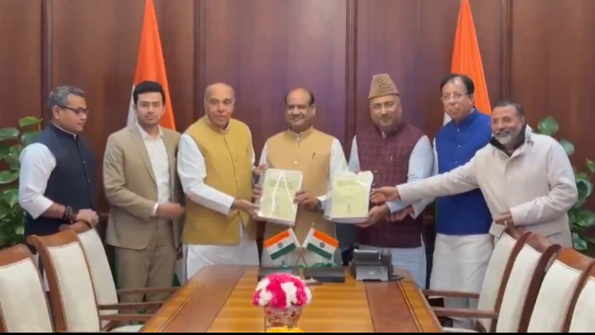 Waqf Bill: वक्फ बिल पर बनी जेपीसी ने लोकसभा स्पीकर को सौंपी रिपोर्ट, बजट सत्र में पेश होगा विधेयक