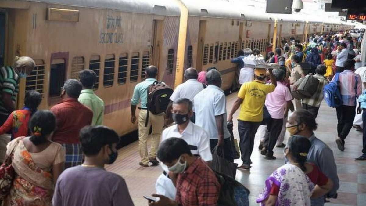 ट्रेन यात्री सावधान: मोबाइल चोरी होने पर हो जाएंगे कंगाल, शातिर चोर ऑनलाइन पैसे अपने मोबाइल पर करता ट्रांसफर था, 2 मोबाइल, 3 सिम कार्ड और 3 लाख कैश जब्त