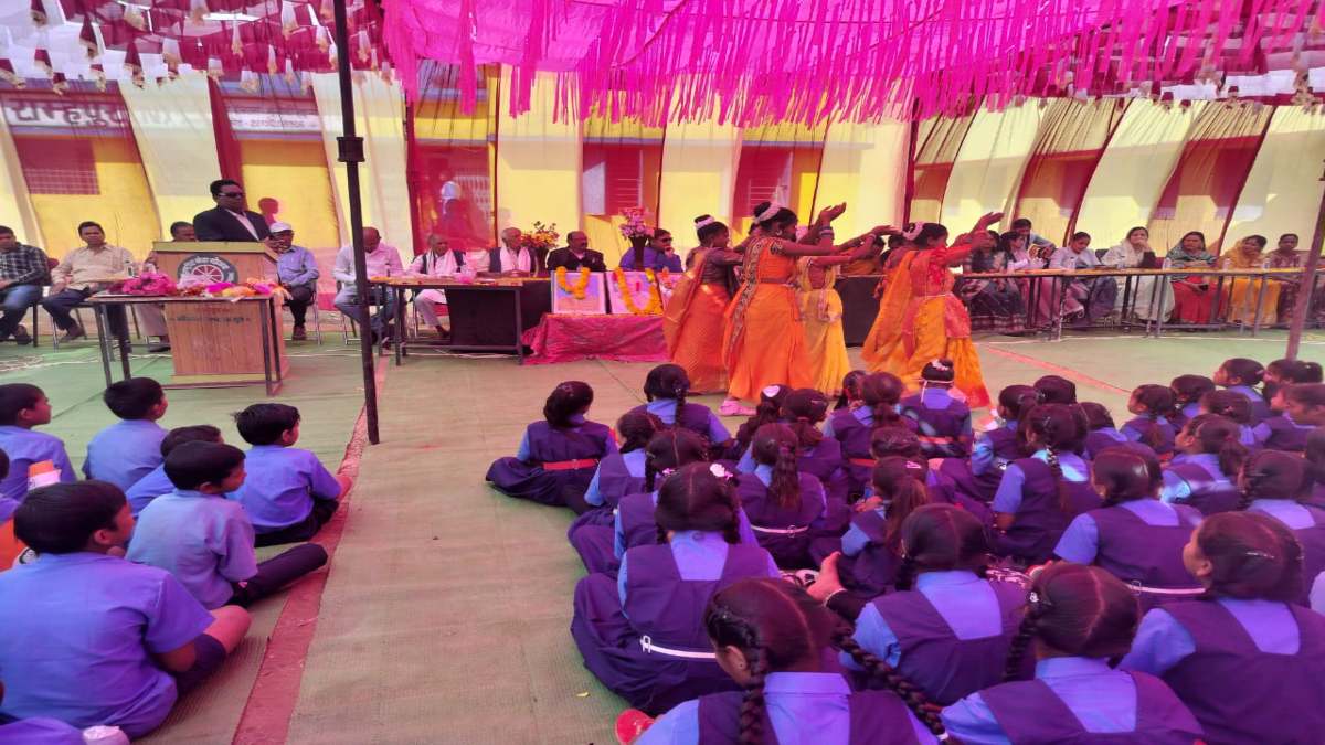 विद्या के मंदिर में शिक्षक की अश्लील शायरी : गणतंत्र दिवस के कार्यक्रम में टीचर ने छात्र-छात्रों के सामने की डबल मीनिंग, वीडियो वायरल