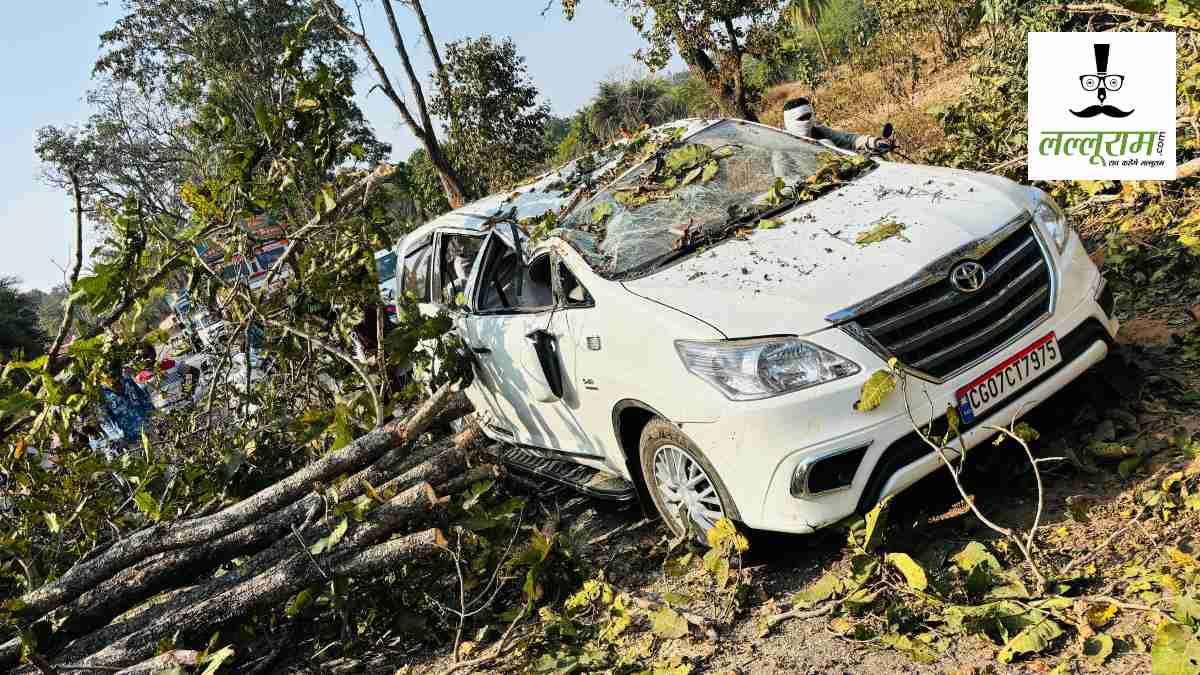 वन विभाग की बड़ी लापरवाही : सड़क किनारे पेड़ कटाई के दौरान इनोवा कार पर गिरा पेड़, चालक घायल