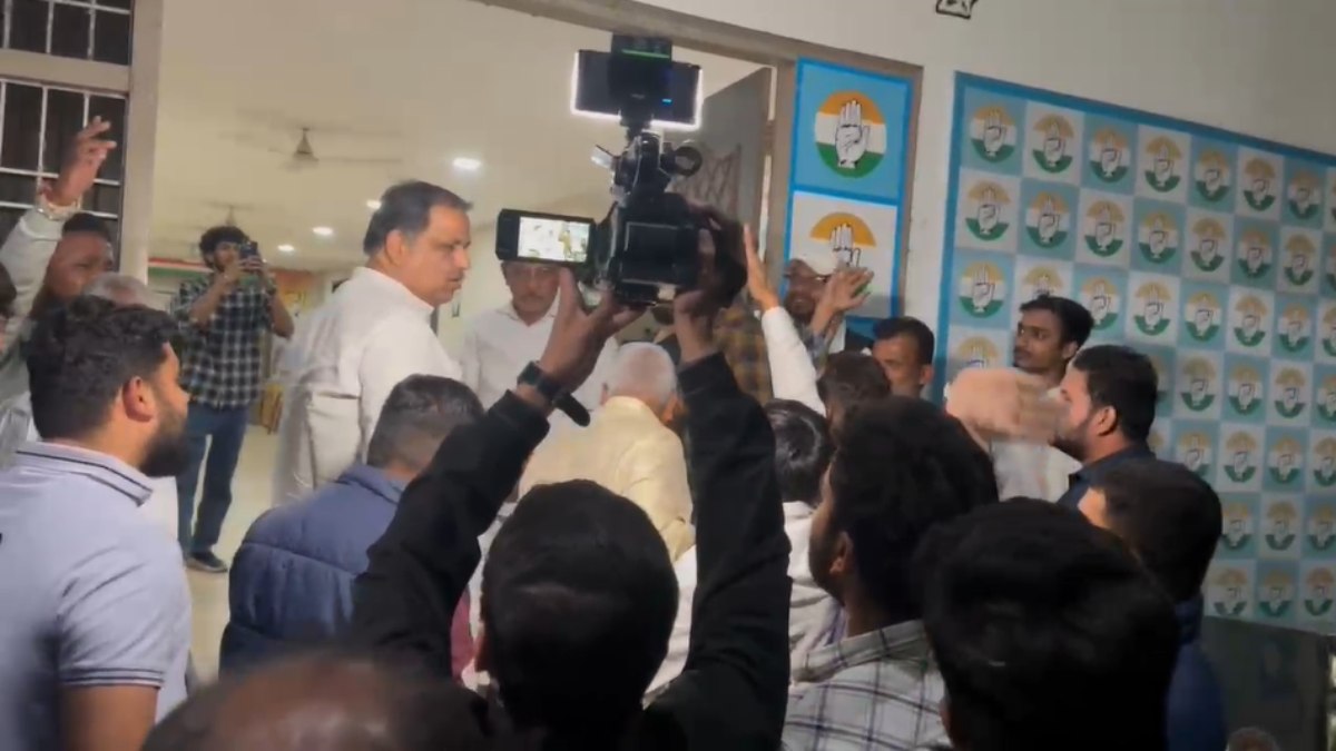 रायपुर में कांग्रेस पार्षद प्रत्याशी के खिलाफ विरोध : कार्यकर्ताओं और पदाधिकारियों ने राजीव भवन में किया प्रदर्शन, इस्तीफे की दी चेतावनी