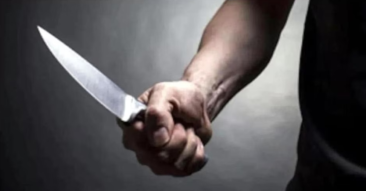 चाकू मारकर दिखा… इतना कहते ही युवक के पेट में घोंप दिया हथियार, हालत गंभीर