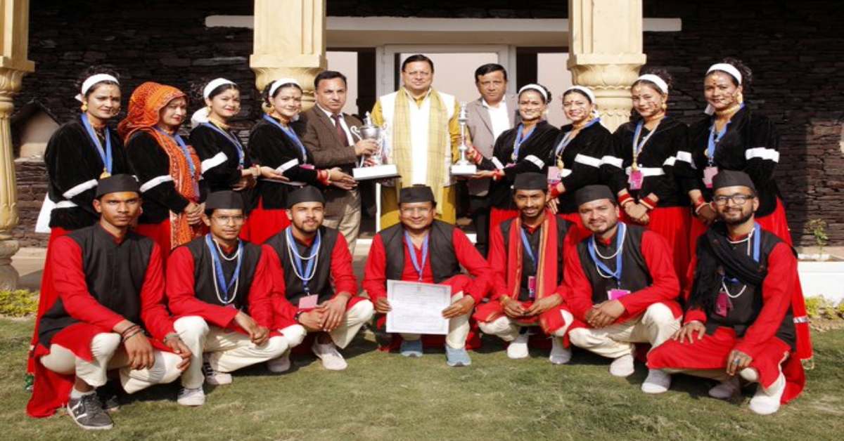 उत्तराखंड की झांकी को तीसरा स्थान मिलने के बाद सीएम धामी से मिले कलाकार, मुख्यमंत्री ने की 50-50 हजार देने की घोषणा