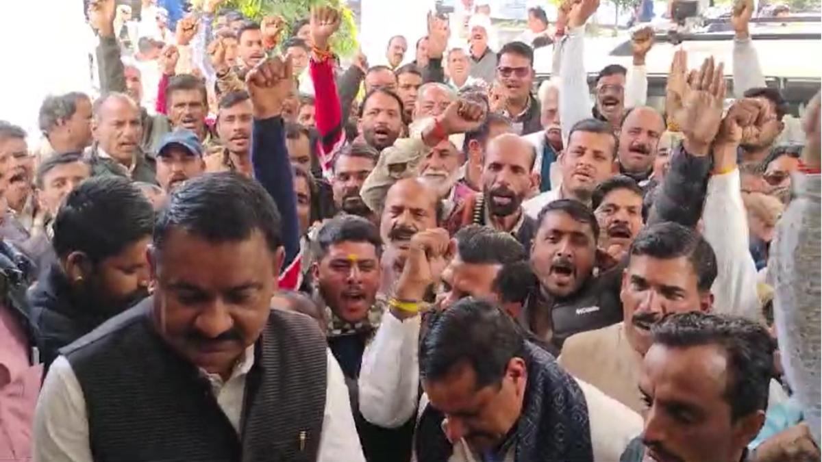 पूर्व विधायक के बेटे की दबंगईः भाजपा कार्यकर्ताओं को धमकाने का आरोप, दी जेल भिजवाने की धमकी, शिकायत करने कार्यकर्ता पहुंचे SP ऑफिस