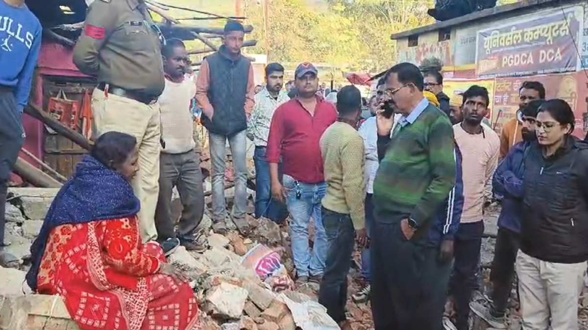 कब्जाधारियों की हिम्मत तो देखिए: अतिक्रमण हटाने पहुंची टीम पर ताबड़तोड़ बरसाए पत्थर, कर्मचारियों ने ऐसे बचाई जान