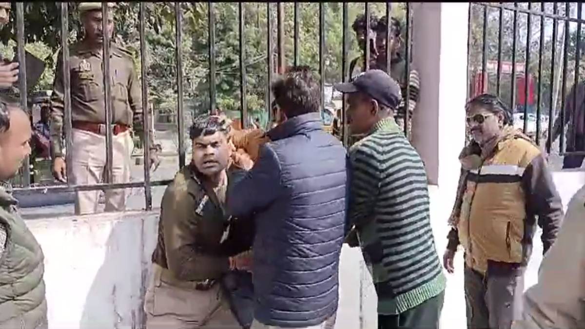 ये क्याः कप्तान साहब के दफ्तर के बाहर भिड़ गए दरोगा जी और सिपाही, मारपीट का वीडियो वायरल