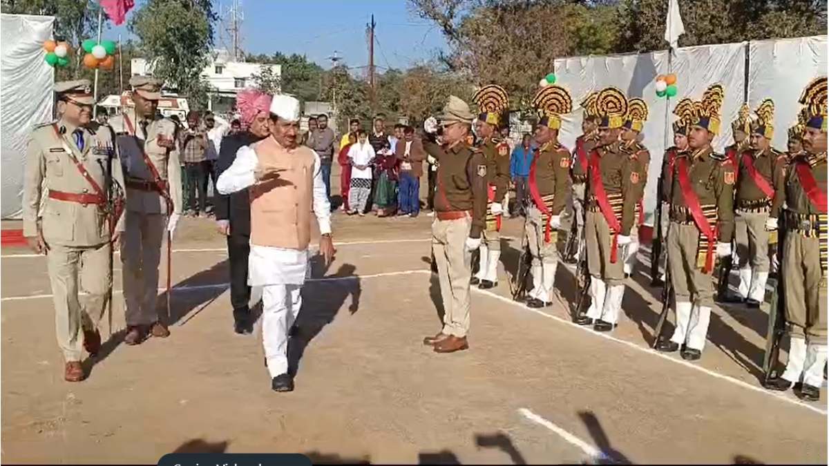 Republic day 2025: कंडम वाहन स्टार्ट होने के बाद नहीं बढ़ा आगे, खुली जीप की तत्काल व्यवस्था नहीं होने से पैदल चले प्रभारी मंत्री