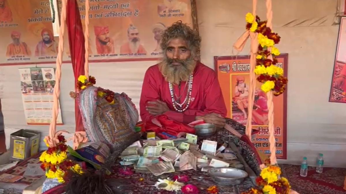 Mahakumbh 2025: चौबीसो घंटे खड़े रहना, खड़े-खड़े ही सोना, दिन में एक बार भोजन और कठिन तप, विश्व कल्याण के लिए ऐसे तप कर रहे हैं ये बाबा