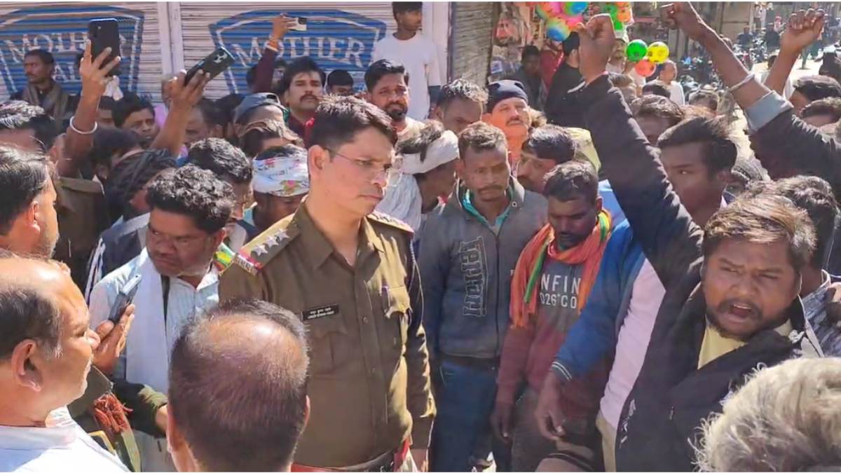 मासूम बच्ची से रेप और फिर हत्याः घटना से आक्रोशित परिजनों ने शव के साथ किया प्रदर्शन, आरोपी को फांसी देने की मांग पर अड़े, मौके पर बड़ी संख्या में पुलिस तैनात