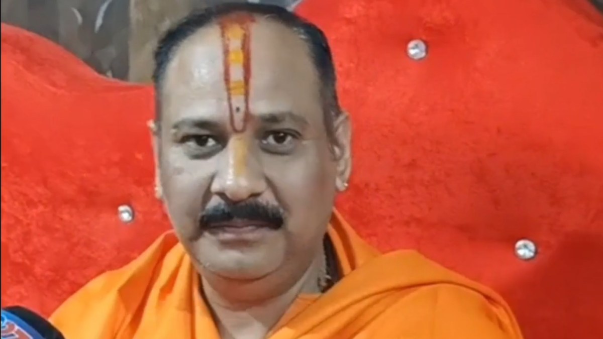 लव जिहाद को लेकर पंडित प्रदीप मिश्रा का बड़ा बयानः बोले- हिंदू बेटियों को जागरूक होने की जरूरत, फ्रिजों में मिलते हैं लड़कियों के टुकड़े