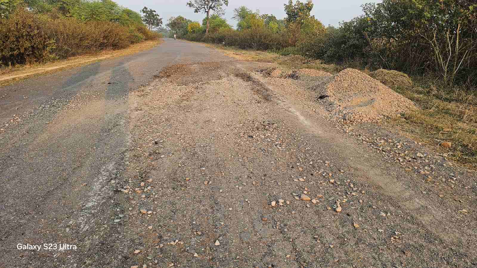 घटिया सड़क निर्माण ने ली युवक की जान : 16 करोड़ की लागत से बनी सड़क, निर्माण के दौरान ही उखड़ा डामर, मरम्मत के लिए रखे गिट्‌टी के ढेर से टकराकर आदिवासी युवक की मौत, पुलिस ने मृतक को ही बनाया आरोपी, परिजनों ने लगाई न्याय की गुहार