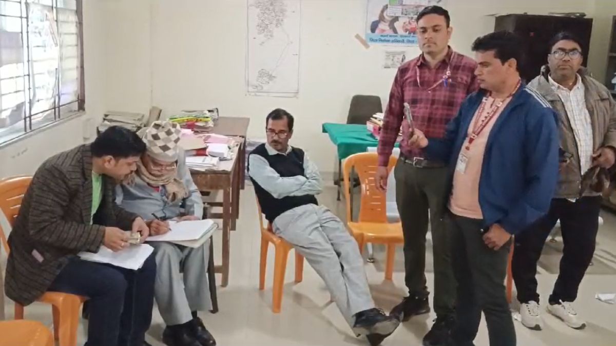 EOW की बड़ी कार्रवाईः निर्वाचन विभाग के निर्वाचन पर्यवेक्षक 25 हजार रिश्वत लेते गिरफ्तार, इस काम के लिए मांगी थी घूस
