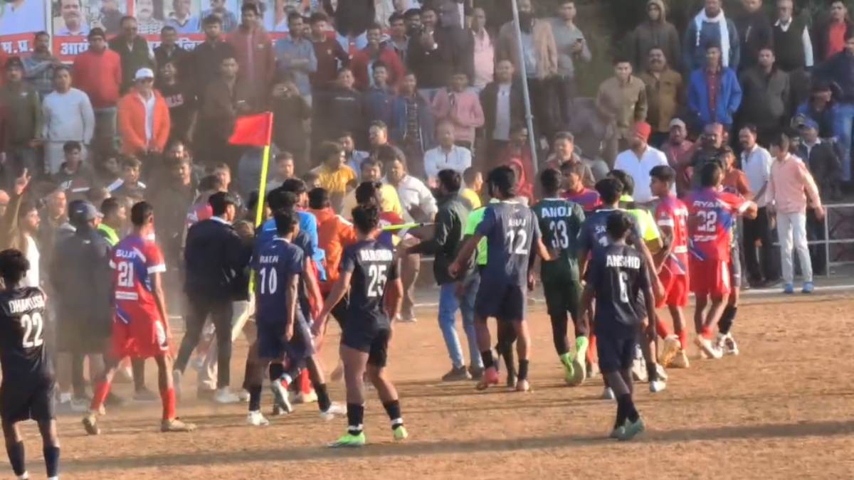 फुटबॉल मैच और बवाल: Match खत्म होते ही आपस में भिड़े दो टीम के खिलाड़ी, जमकर हुई तू तू-मैं मैं, सामने आई ये वजह