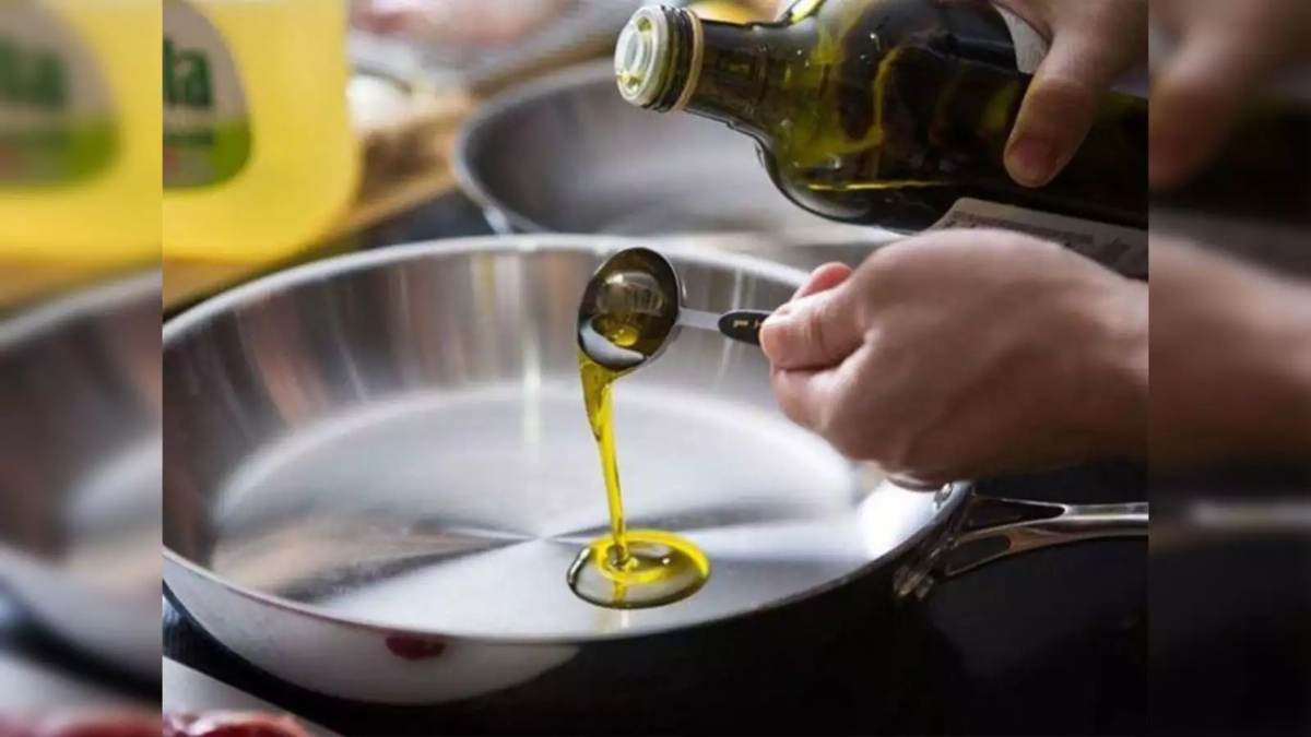 Kitchen Tips: पूरी,पराठे, पकौड़े बनाते समय तेल की महक से घंटों तक भरा रहता है घर? तो इन उपायों से हटाएं ये महक…