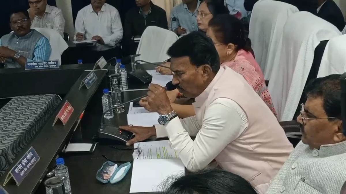 अवैध कार्य करने वालों की खैर नहीं: अब प्रशासन का चलेगा हंटर, मंत्री तुलसी सिलावट ने अधिकारियों को दिए निर्देश